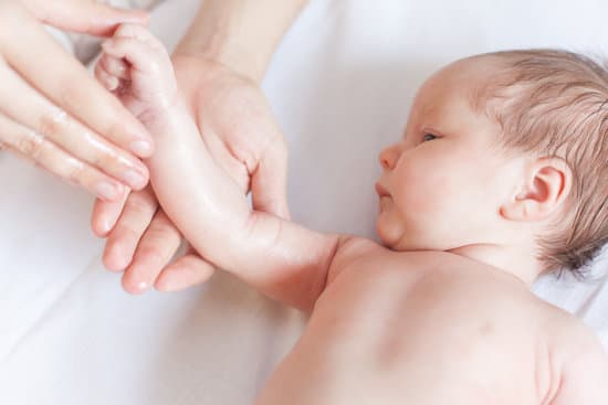 masser son bébé- lien bébé et maman